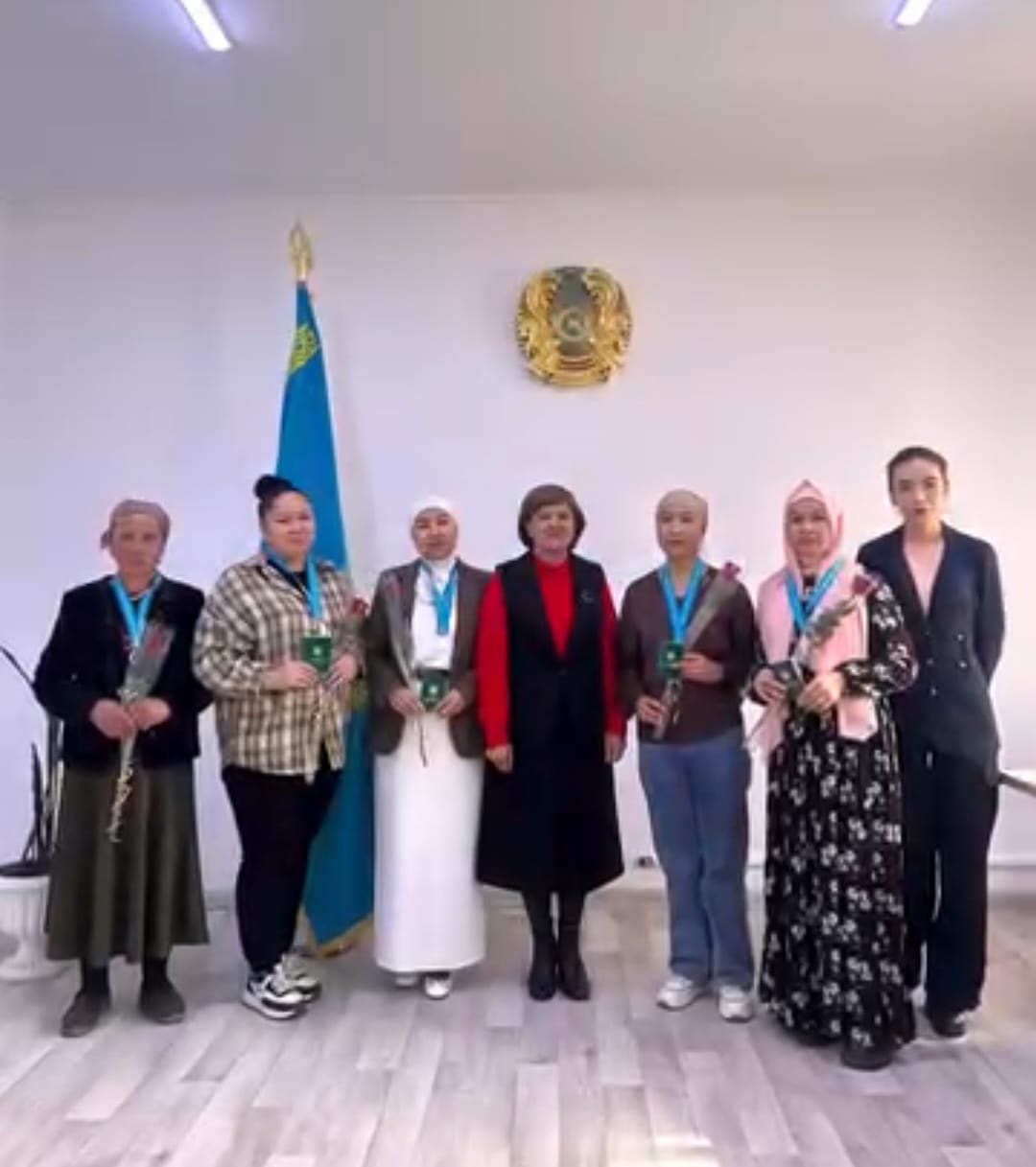 Рахат ауылдық округі әкімінің орынбасары Д.Мұңалбаева округте тұратын көпбалалы аналарға “Күміс алқа” наградаларын табыстады.