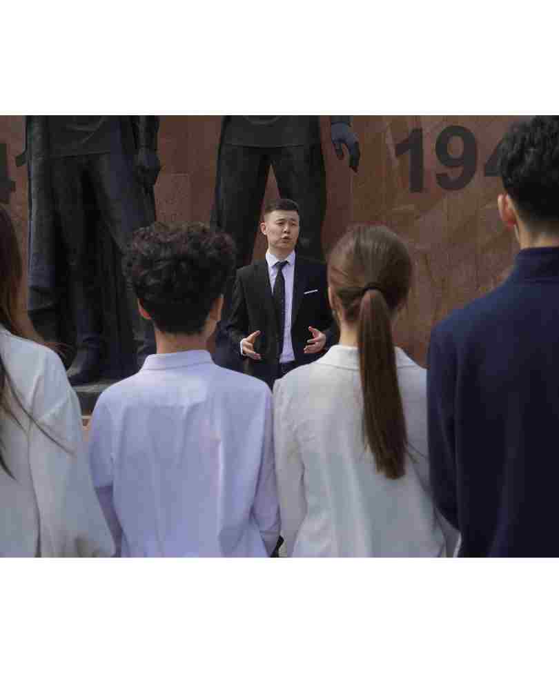 Жастардан тағзым: Оқушылар соғыс батырларының рухына құрмет көрсетті