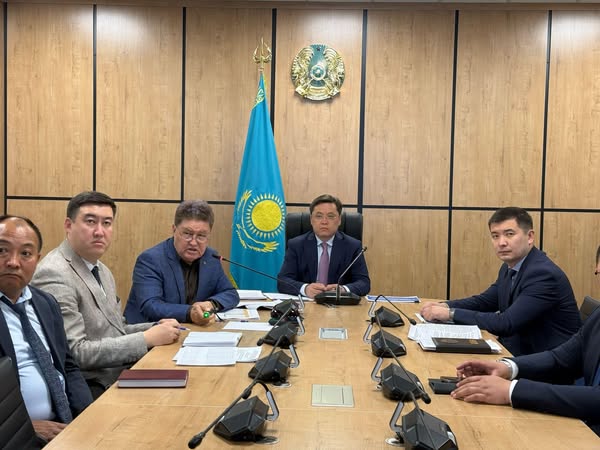 ТҮРКІСТАН: МӘМС ЖҮЙЕСІНІҢ ҚОЛЖЕТІМДІЛІГІН АРТТЫРУ ЖӘНЕ МЕДИЦИНАЛЫҚ ҚЫЗМЕТТІҢ САПАСЫН КӨТЕРУ ЖОЛДАРЫ ТАЛҚЫЛАНДЫ