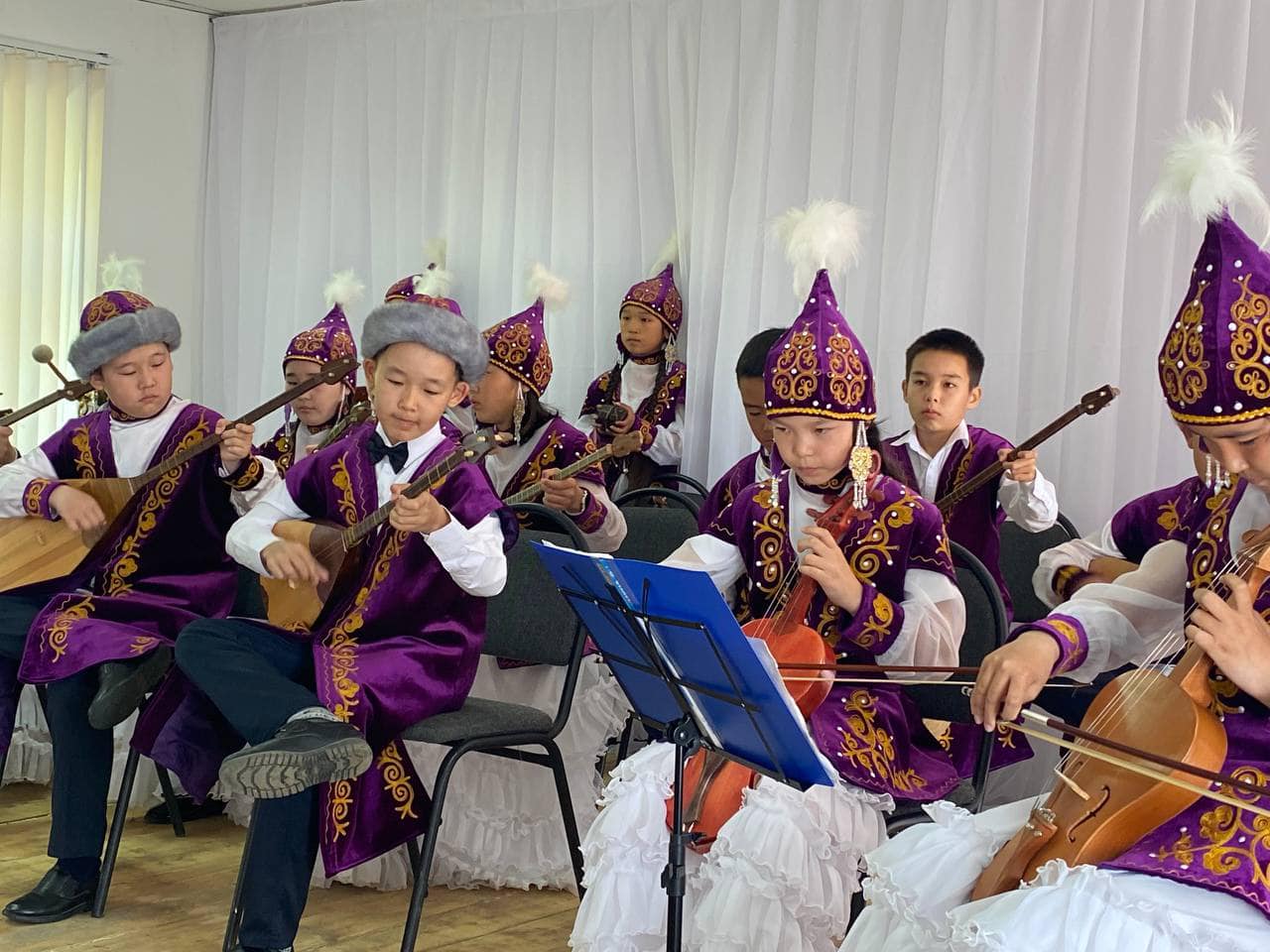 Наурыз мерекесінде елімізде оқушылар бір мезгілде күй тартады