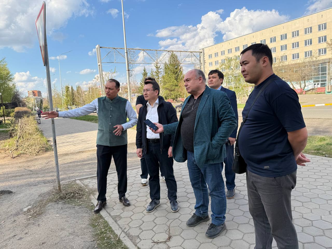 25 сәуір күні қала әкімі жол жөндеу және аула аумақтарын абаттандыру жұмыстарының орындалу барысымен танысты.