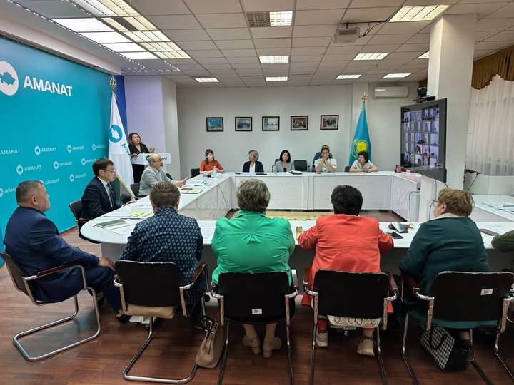 Ақмола облысы санитариялық-эпидемиологиялық бақылау департаменті басшысының міндетін атқарушы Сәуле Садвакасова «AMANAT» партиясының Ақмола облыстық филиалы жанындағы Білім және денсаулық сақтау мәселелері жөніндегі кеңестің отырысына қатысты.