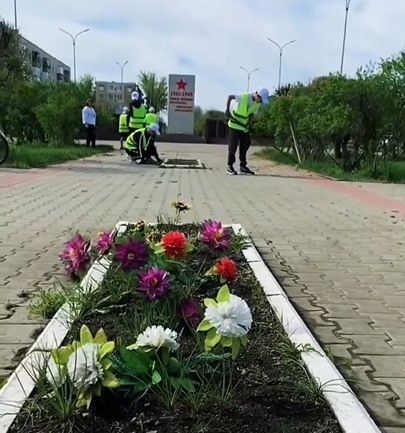 НА ПЛОЩАДИ СЛАВЫ БЫЛ ПРОВЕДЕН СУББОТНИК.