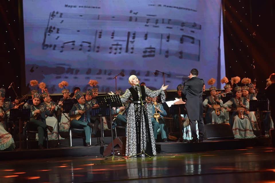 ТҮРКІСТАНДЫҚ ӨНЕРПАЗДАР АЛМАТЫДАҒЫ РЕСПУБЛИКА САРАЙЫНДА ШӘМШІ ӘНДЕРІН ШЫРҚАДЫ