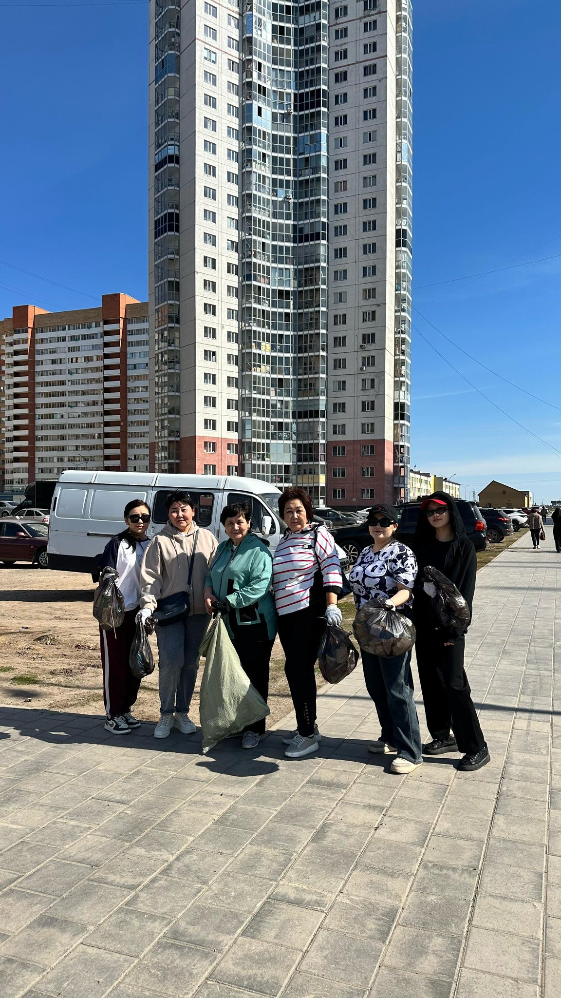 Қала тазалығын сақтауға үлес қосып,  бүгін Ресурстық тіл орталығының мамандары сенбілікке шықты.