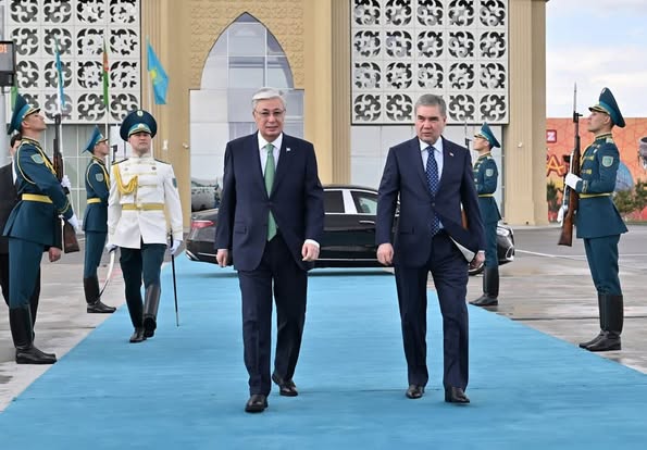 Президент Касым-Жомарт Токаев проводил Председателя Халк Маслахаты Туркменистана Гурбангулы Бердымухамедова в аэропорту Туркестана