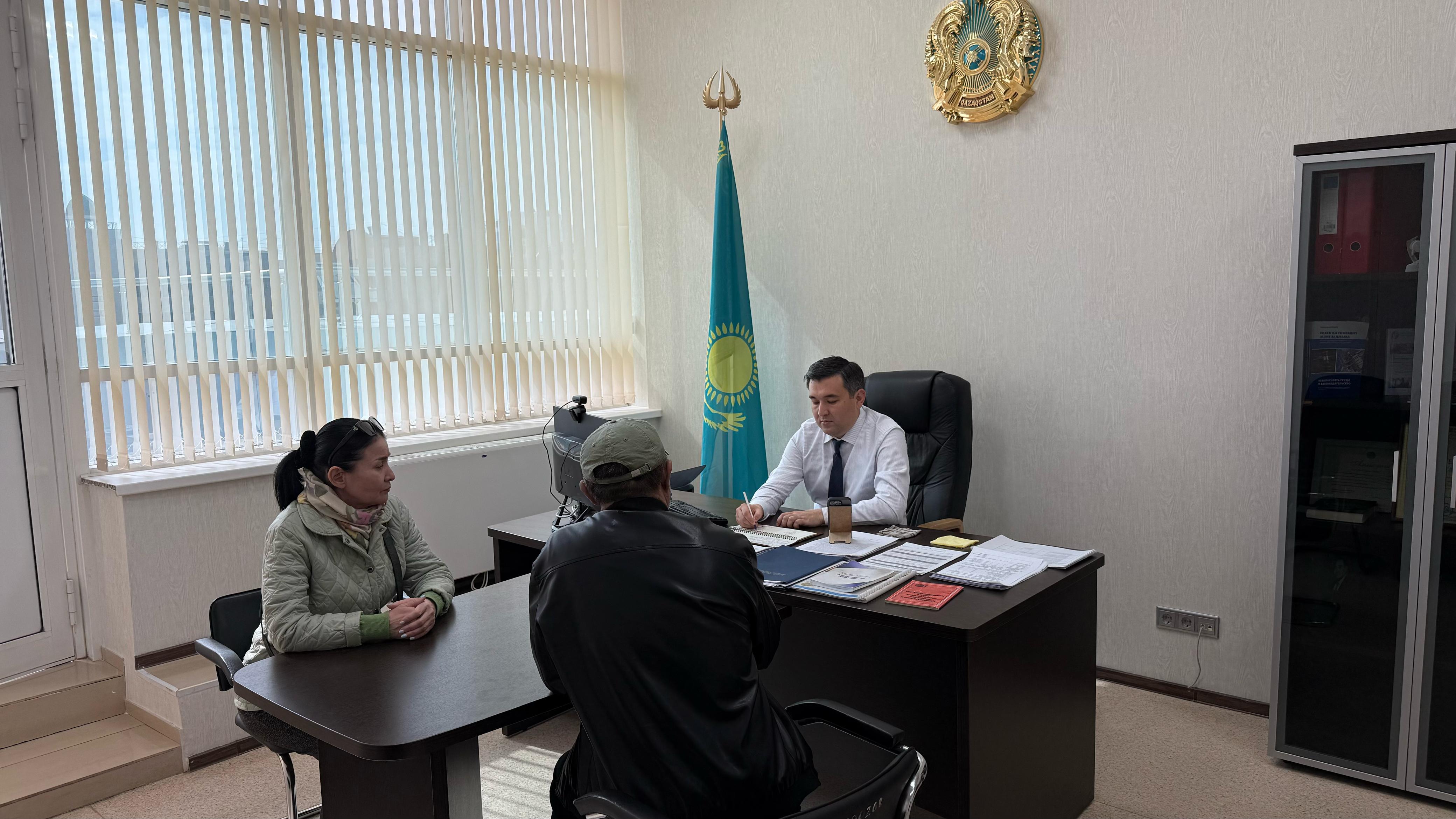 Еңбек жөніндегі мемлекеттік инспекциясы департаментінің басшысы Ерлан Сапарвинұлы ИСмагулов азаматтармен жеке қабылдау өткізді.