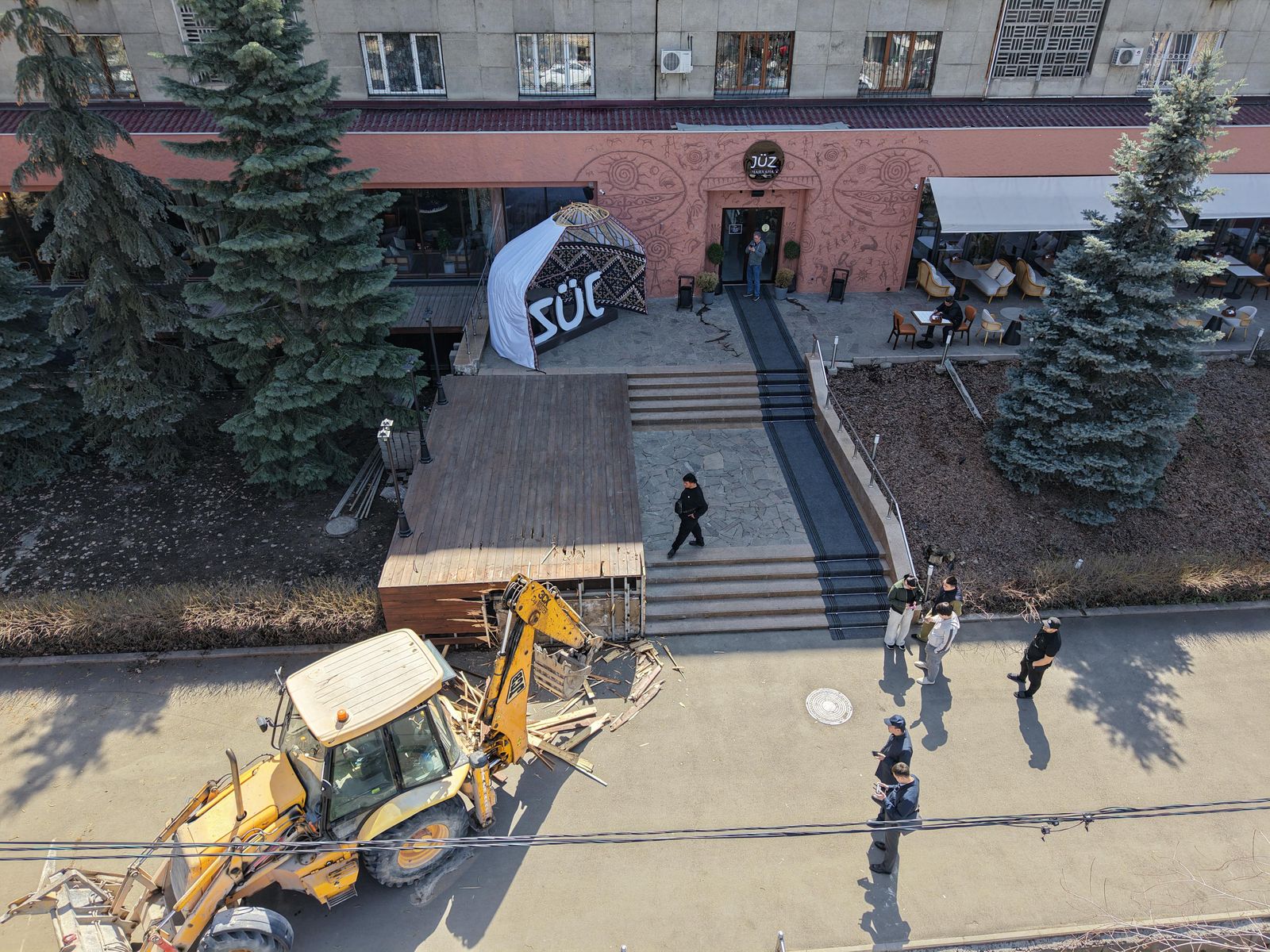 В Алматы приступили к сносу входной группы кафе в центре города