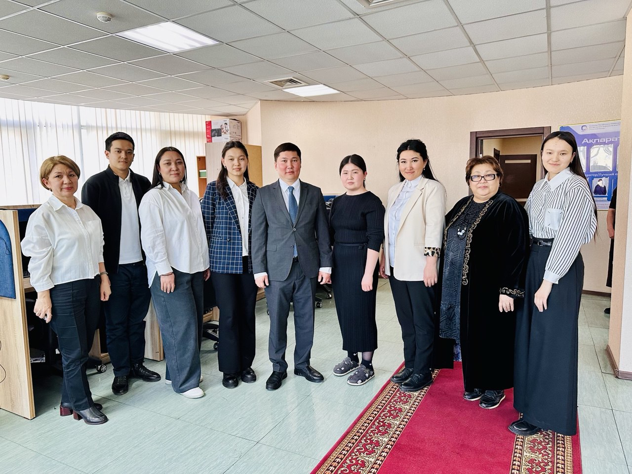 Мақсат Тұрлыбаев бюроның байланыс орталығының ұжымын 2 жылдығымен құттықтады