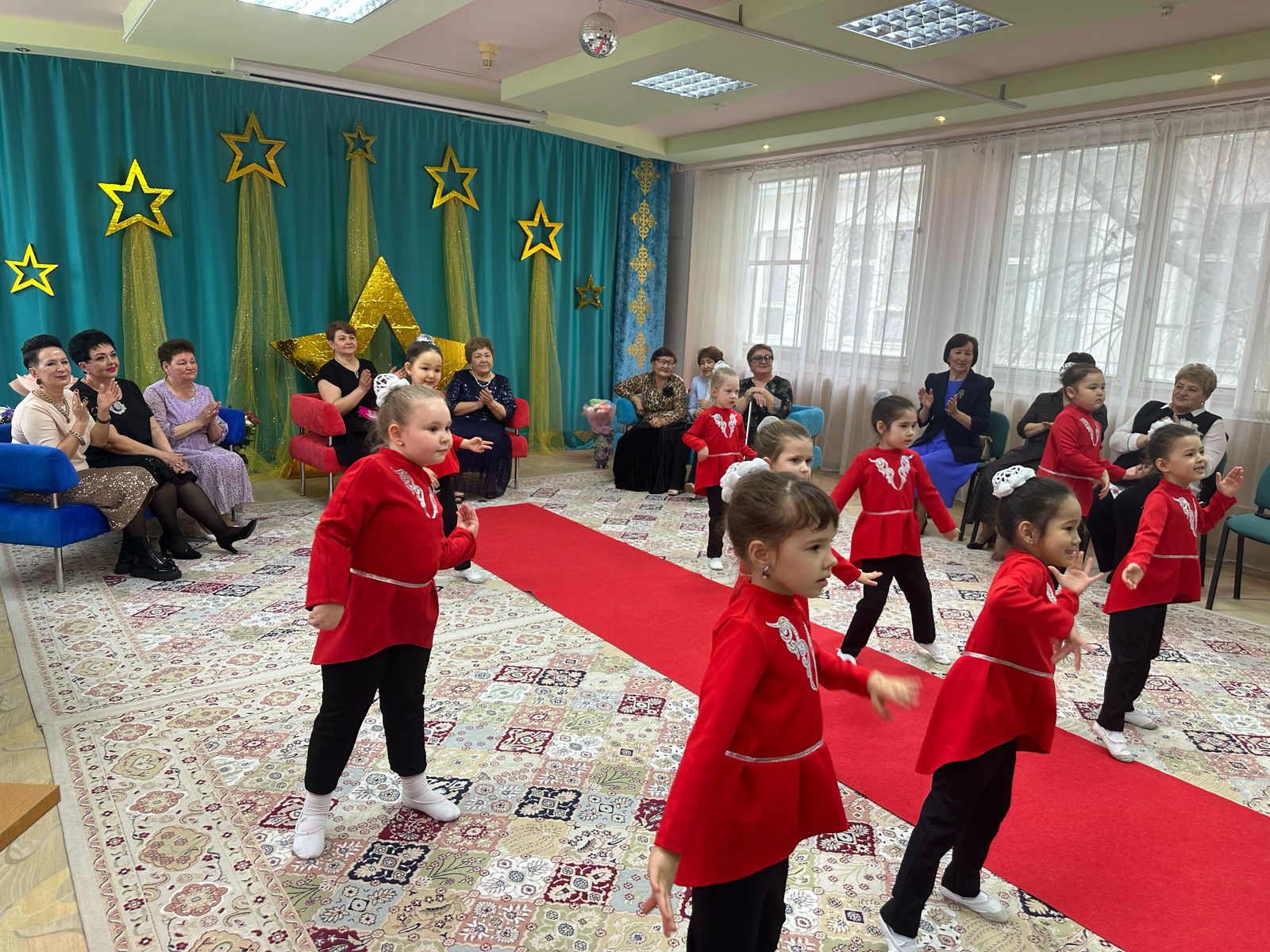 №5 «Ертегі» бөбекжайын 14 жыл басқарған Нагуманова Аккенже Имангалиевнаның 70 жас мерейтойына арналған «Ең үздік....» атты іс-шарасы өтті.