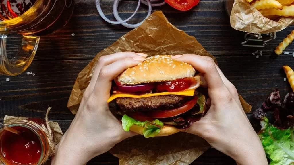 Фастфуд-бұл семіздік пен қатар жүретін аурулардың дамуына әкелетін жоғары калориялы тағам.
