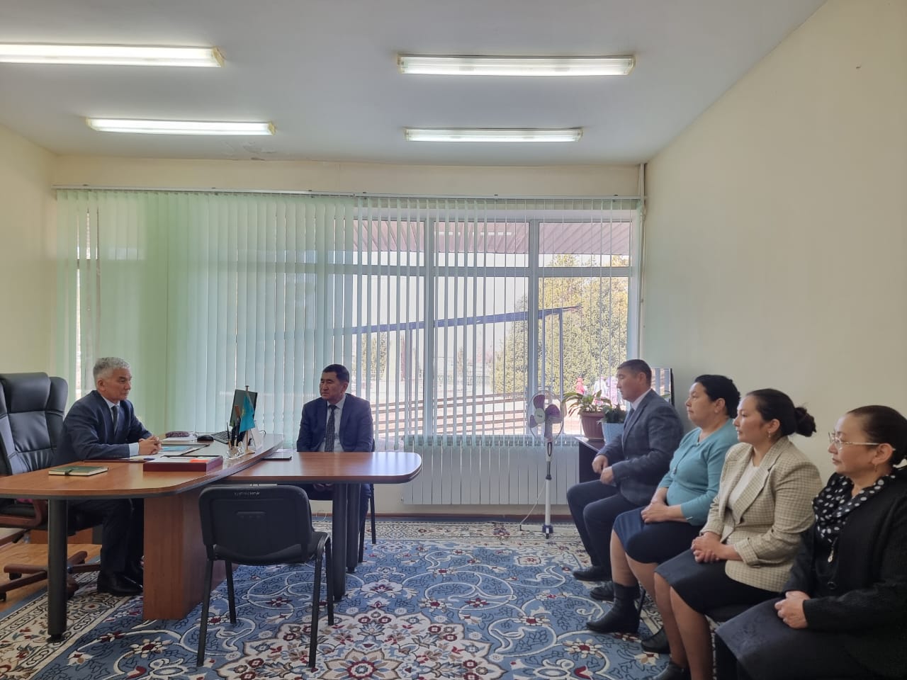 Алакөл ауданы әкімінің кеңесшісі,Әдеп жөніндегі уәкіл Адилхан  Кистаубаев Қызылащы ауылдық округі әкімі аппараты мемлекеттік қызметшілермен кездесу өткізді.