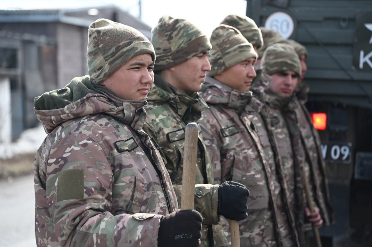 Акция «100 дней до Победы»: военнослужащие оказали помощь ветерану тыла