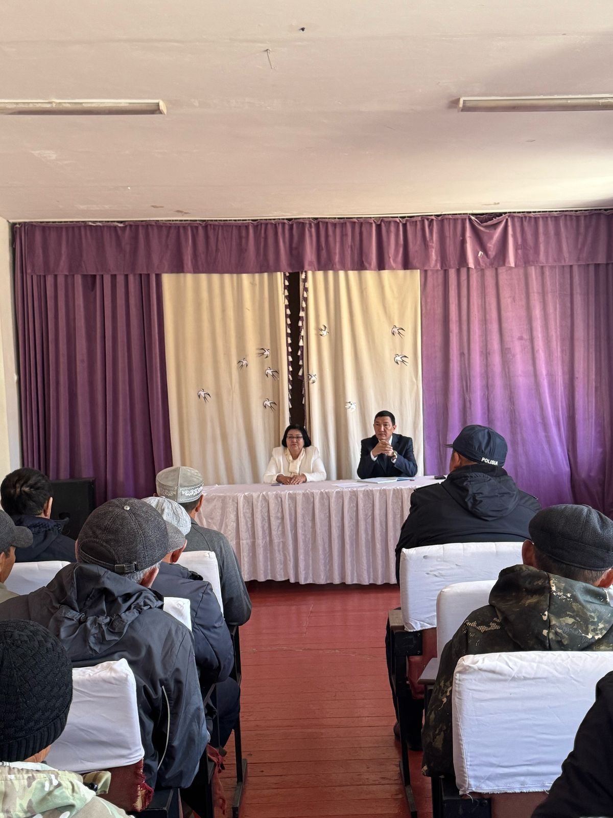 Округ әкімі Б.Сүлейменов Үшқайың ауылының тұрғындарымен кездесу өткізді.