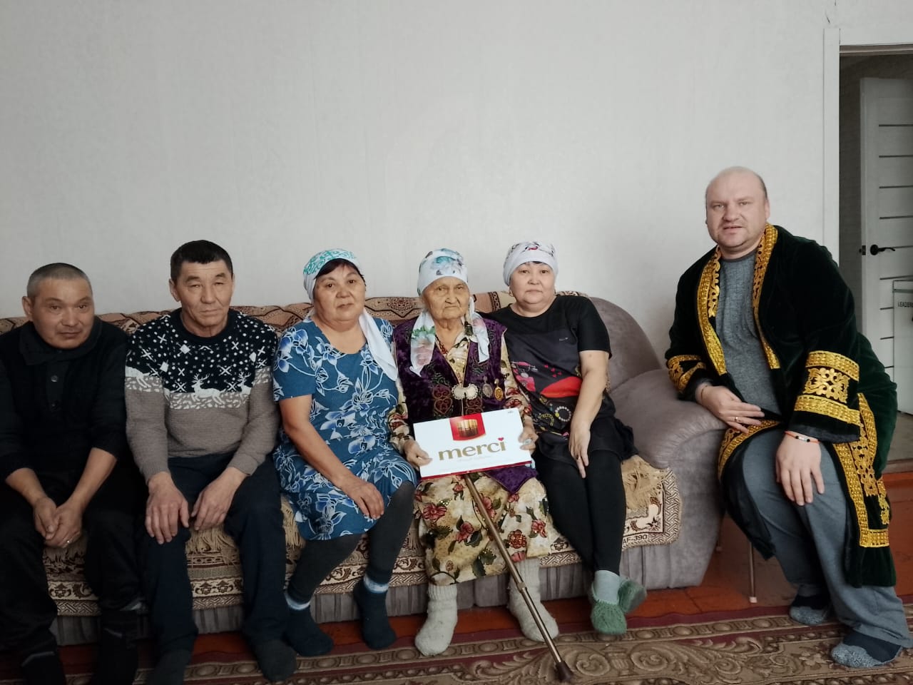 Көп балалы, "Алтын алқа" алқаларымен марапатталған ана Н. М. Чукотова бару.