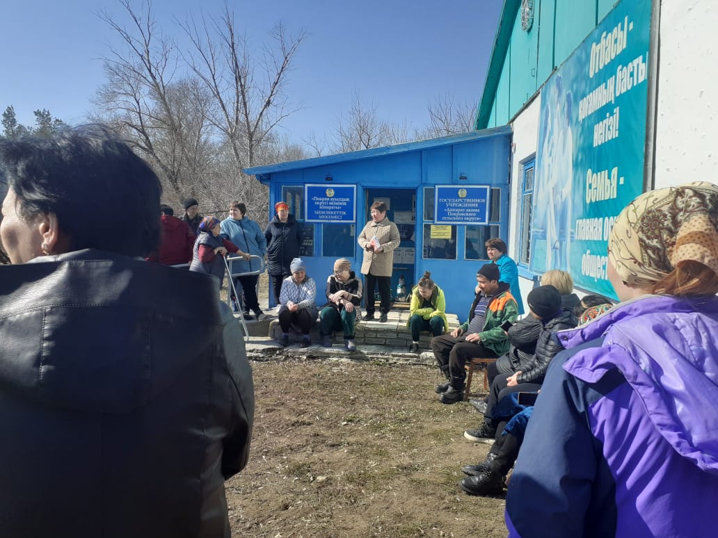 Ауылдық округінің әкімі Г.Ж.Саламатова мен Покровка ауылының тұрғындарының кездесуі