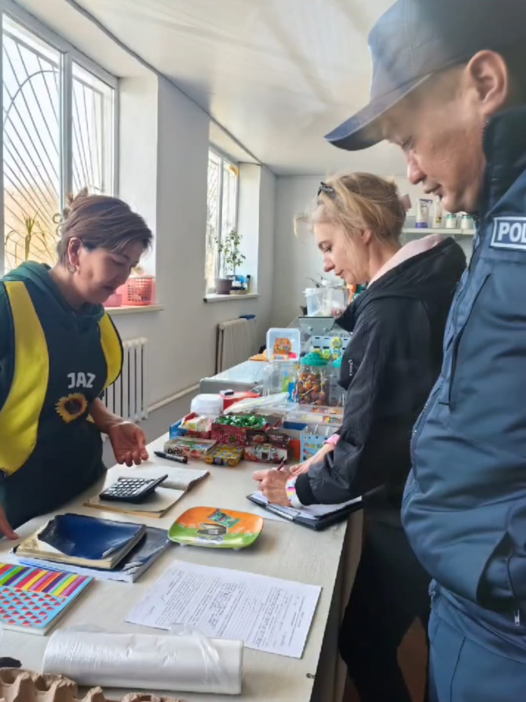 ⚜️Ауылдық округ әкімдігінің мамандары мен учаскелік полиция инспекторы аула аумақтарын санитарлық тазарту туралы хабарлама тапсырды.