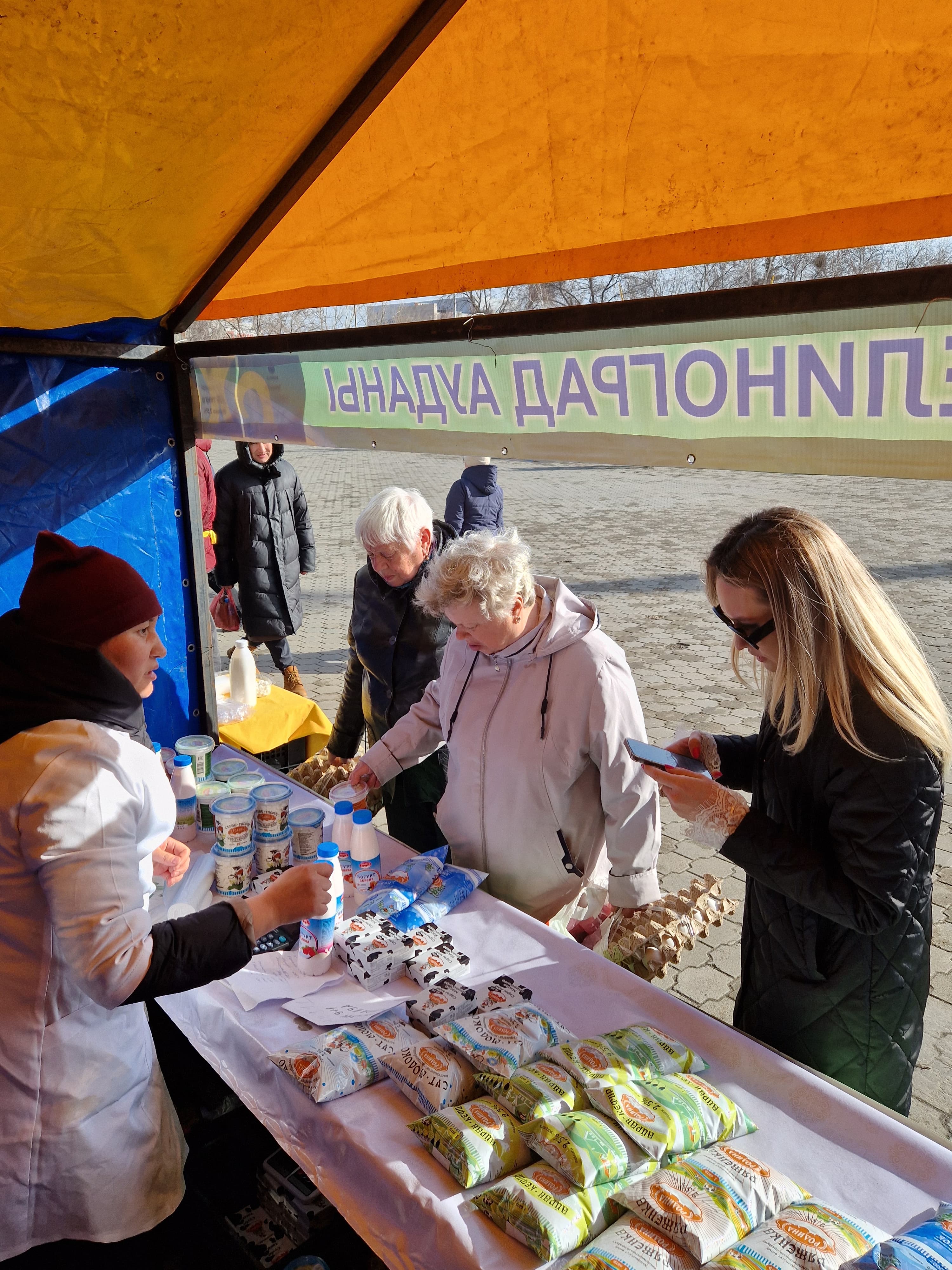 Көкшетау қаласында «Тәуелсіздік» алаңында ауыл шаруашылығы жәрмеңкесі өтуде