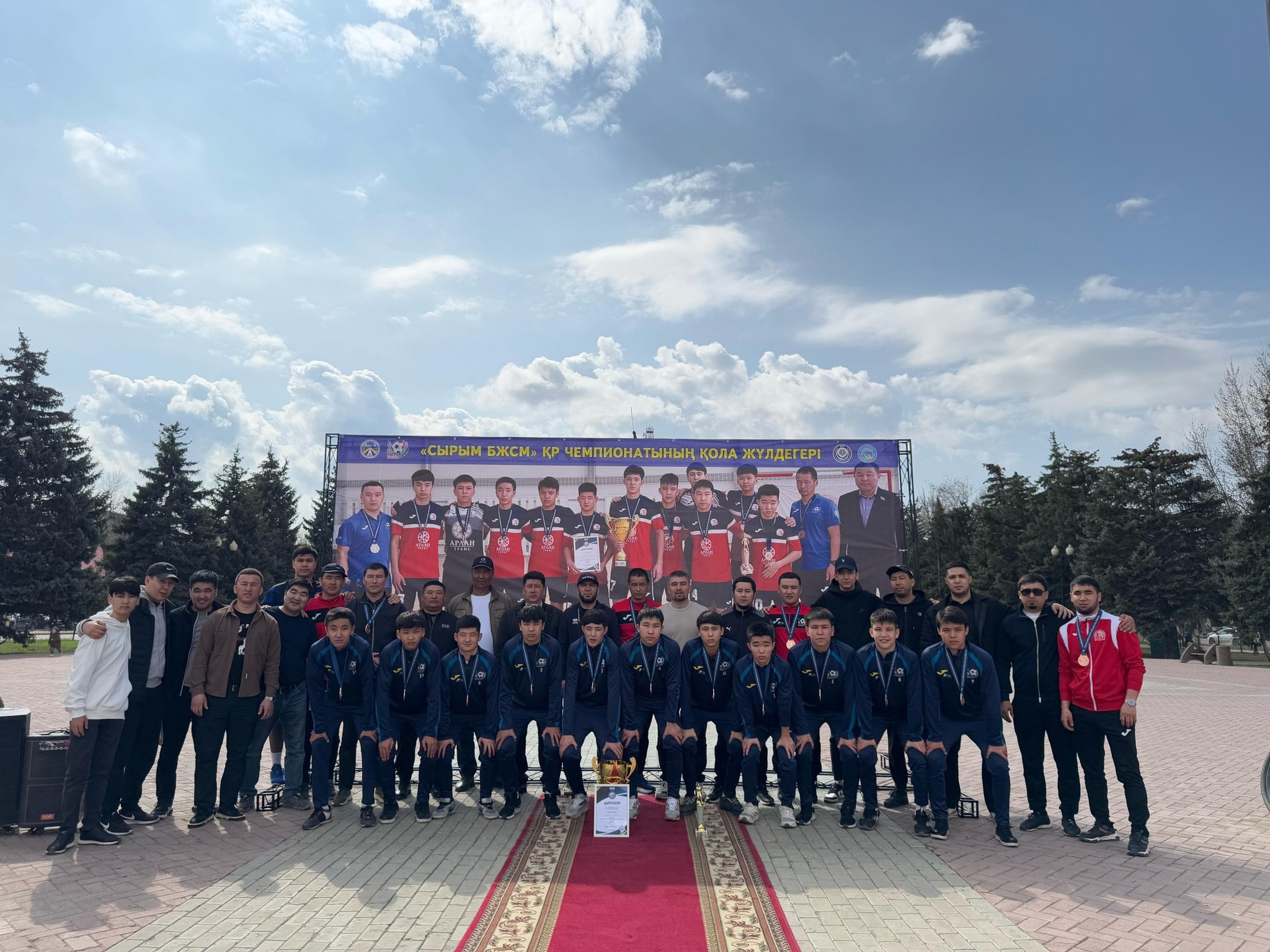 ЖАС ФУТБОЛШЫЛАРДЫ ҚАРСЫ АЛДЫ