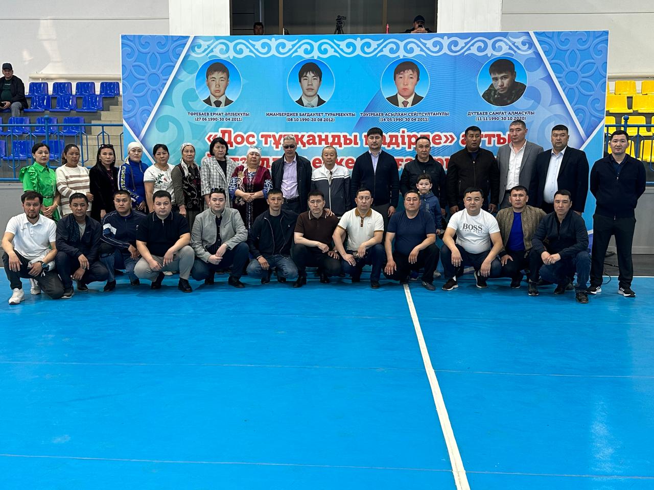 Биылғы жылдың 6 сәуір күні Евразия спорт кешенінде Ақсуат ауылдық округі жастары мен қалалық дене тәрбиесі, спорт және туризм бөлімі ұйымдастыруымен «Дос- тұтқанды қадірле» атты шағын футболдан еске алу турнирі өтті.