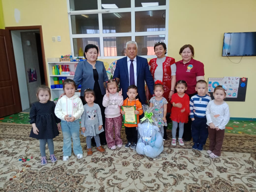 Абай Құнанбаевтың өлеңін жатқа айтты