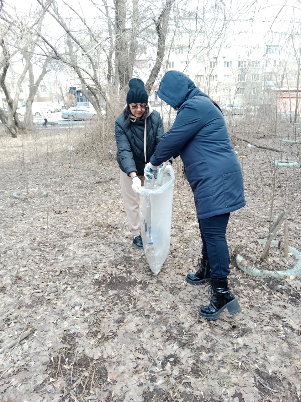 Өскемен мәслихаты аппаратының қызметкерлері қаланы абаттандыру жөніндегі бастамаға қосылып, жалпықалалық сенбілікке қатысты.