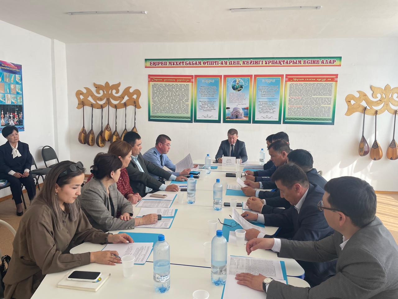 Қаратөбе ауданы әкімдігі жанындағы кәмелетке толмағандардың істері және олардың құқықтарын қорғау жөніндегі комиссияның кезектен тыс көшпелі отырсы 2025 жылғы 3 сәуір күні Саралжын ауылдық округінің Қарақамыс ауындағы Б.Қаратаев атындағы жалпы орта білім беретін мектебінде өтті.