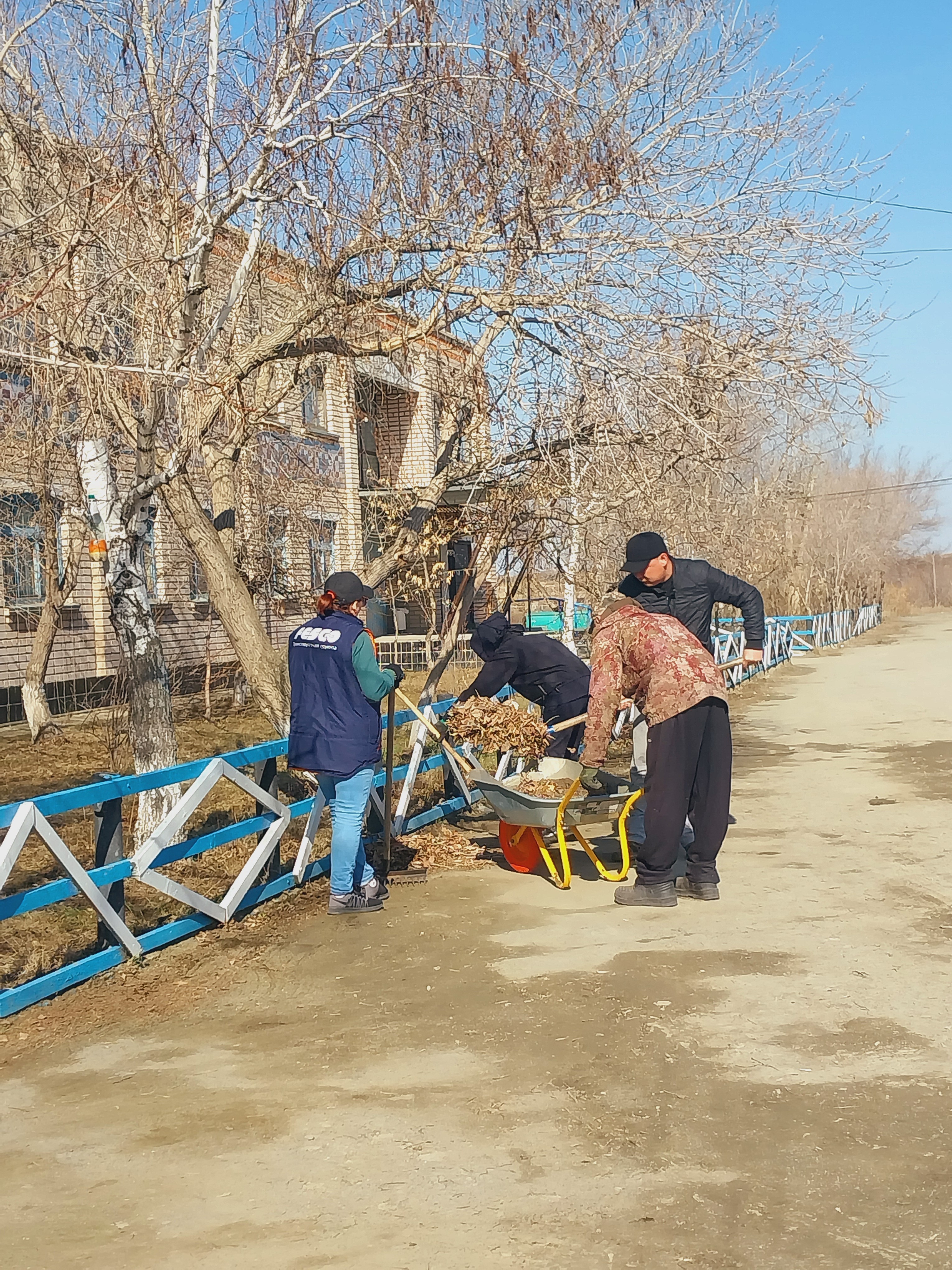 "Таза Қазақстан" республикалық экологиялық бағдарламасын өткізу аясында Тельман ауылдық округінде абаттандыру жұмыстары жалғасуда.