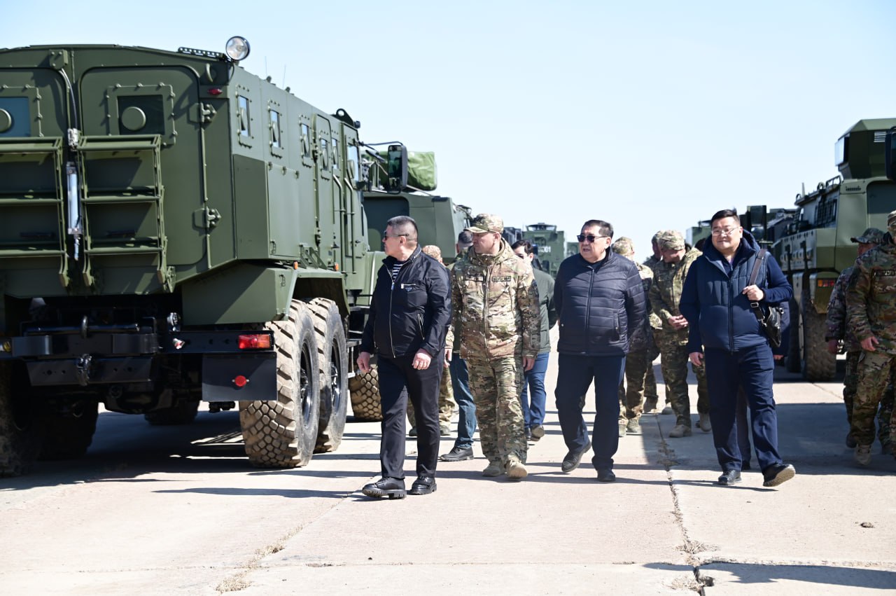 Депутаты Парламента посетили полевой лагерь участников военного парада в Астане