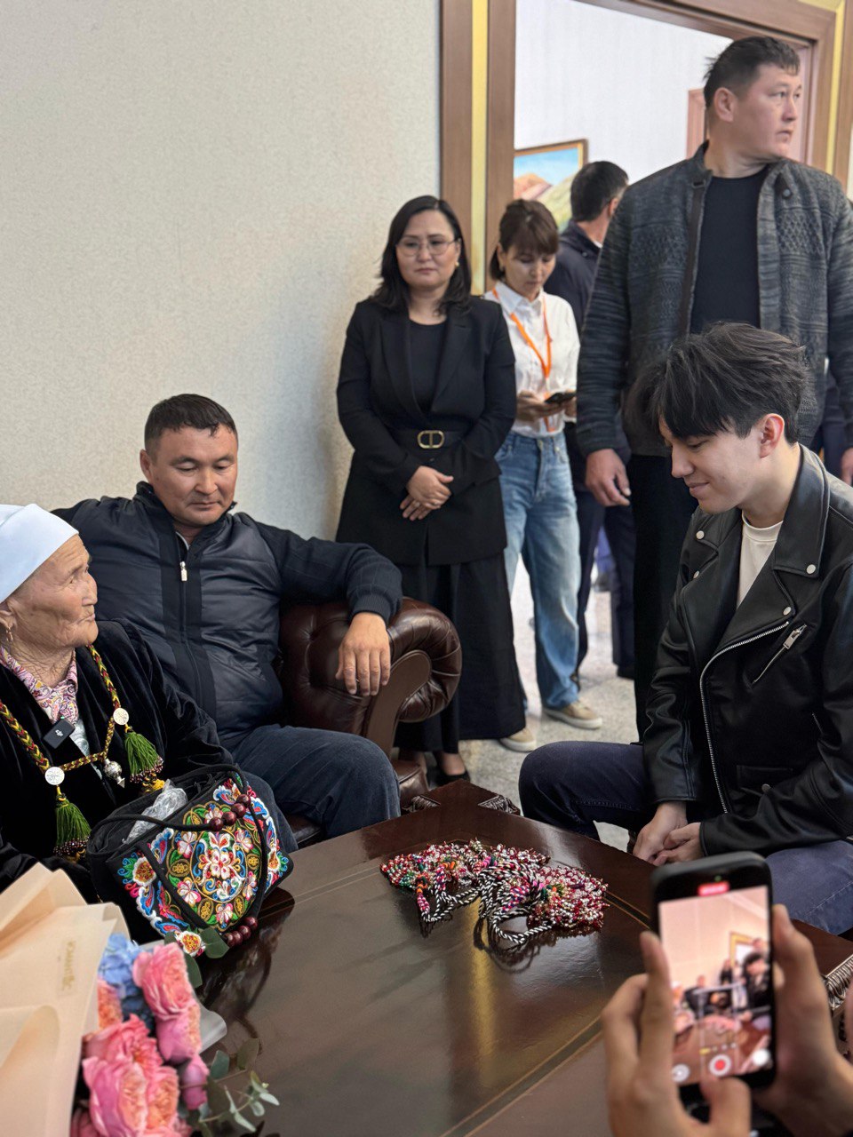 Димаш 87 жастағы маңғыстаулық қолөнер шеберімен кездесіп, өзіне арнап жасаған шашақты алды
