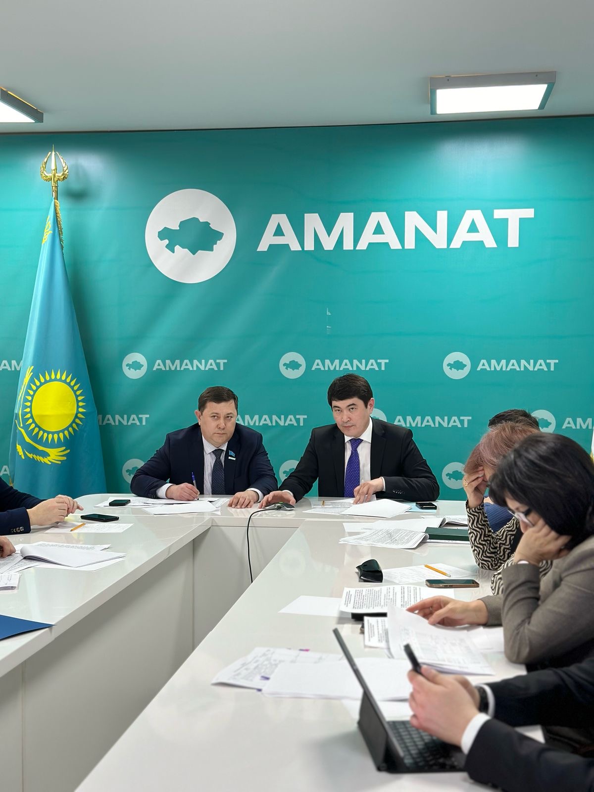 Партия "Аманат" на 2023-2027 годы "С народом!" онлайн-совещание по вопросам реализации региональных «дорожных карт» по реализации предвыборной программы
