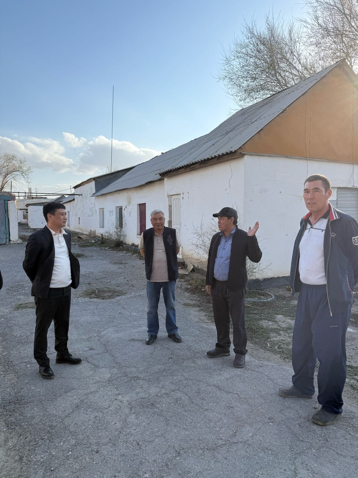 4 сәуір күні №3 сайлау округінен сайланған депутат Сыздықов Бақтияр Нұрділдаұлы өз округіне қарасты Б.Момышұлы көшесінің тұрғындарымен кездесті.