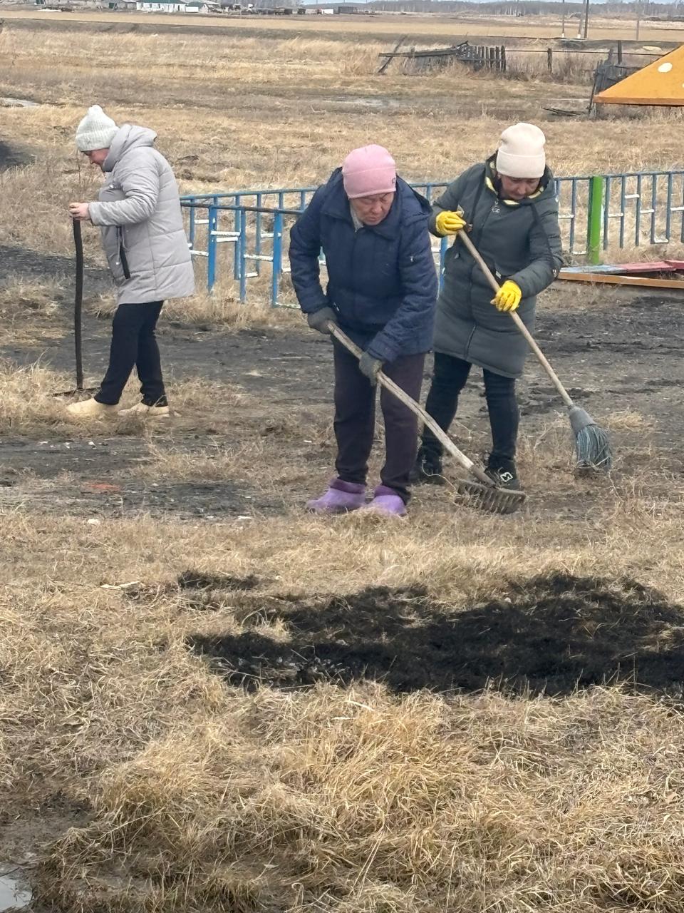 Черкасское ауылдық округінде сенбілік өтті, оның аясында тұрғындар мен жергілікті ұйымдардың қызметкерлері абаттандыру жұмыстарын жүргізді. Бірлескен күш-жігердің арқасында іргелес жатқан аумақтардан қоқыс пен құрғақ жапырақтар шығарылды. Мұндай іс-шараларды өткізу аудан тұрғындарын біріктіруге, тазалық пен тәртіп үшін жауапкершілік сезімін қалыптастыруға, сондай-ақ жайлы және эстетикалық жағымды орта құруға мүмкіндік береді.