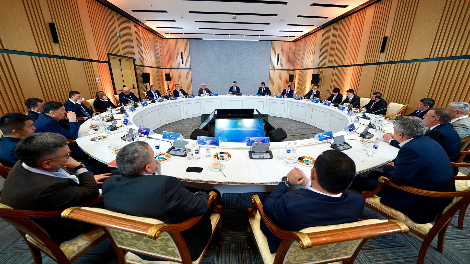 Олжас Бектенов шаруалармен Президенттің ауыл шаруашылығы өндірісі көлемін екі есе арттыру жөніндегі тапсырмаларының орындалу барысын талқылады