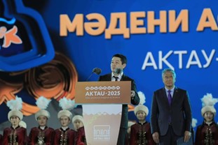 Әлемдік жұлдыздардың өнері, дрондар шоуы, әйгілі қолөнершілердің шеберлік сыныптары: Ақтауда түркі әлемінің мәдени астанасы құрметіне арналған салтанаттың ашылуы немен есте қалды?