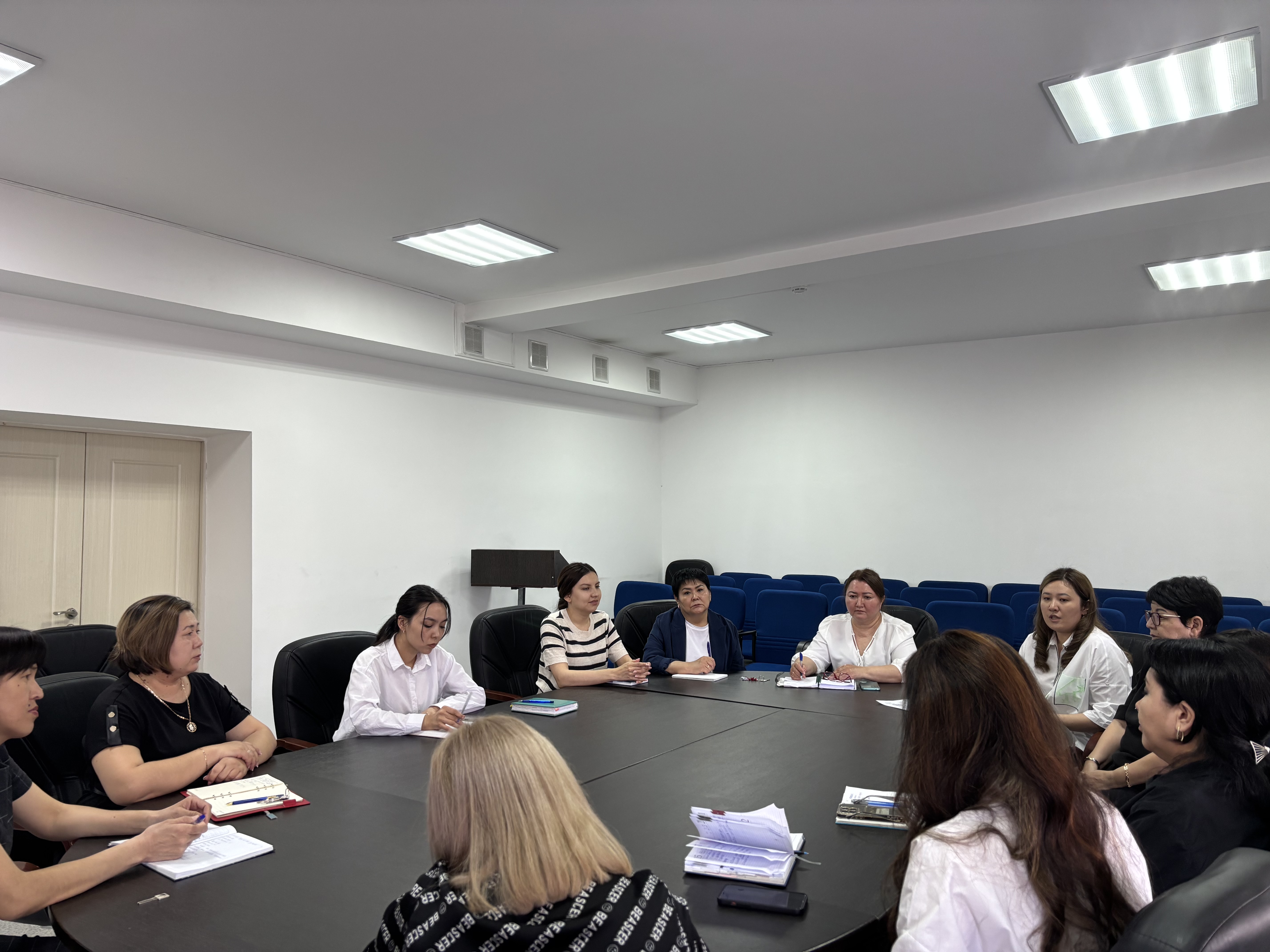 Мемлекеттік қызметшілердің &nbsp;қызметтік әдебін,мемлекеттік қызметкер қатаң сақтау керек екендігі туралы түсіндірме жұмыстары жүргізілді.&nbsp;