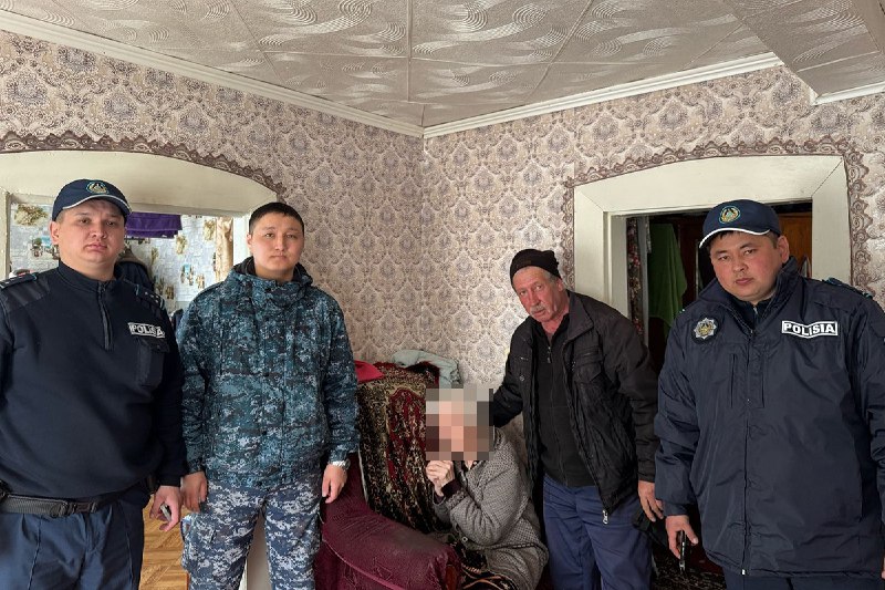 Ауыл тұрғыны мен полицейлер жоғалып кеткен әжені үйіне қайтарды