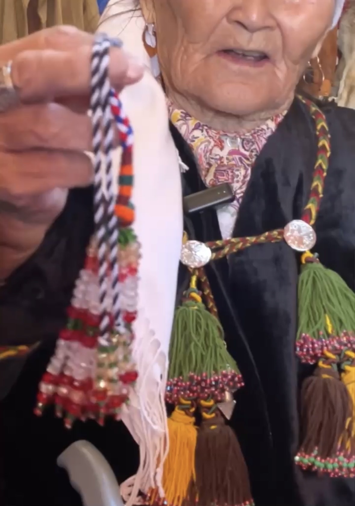 87 жастағы маңғыстаулық шебер Димашқа арнап шашақ жасады