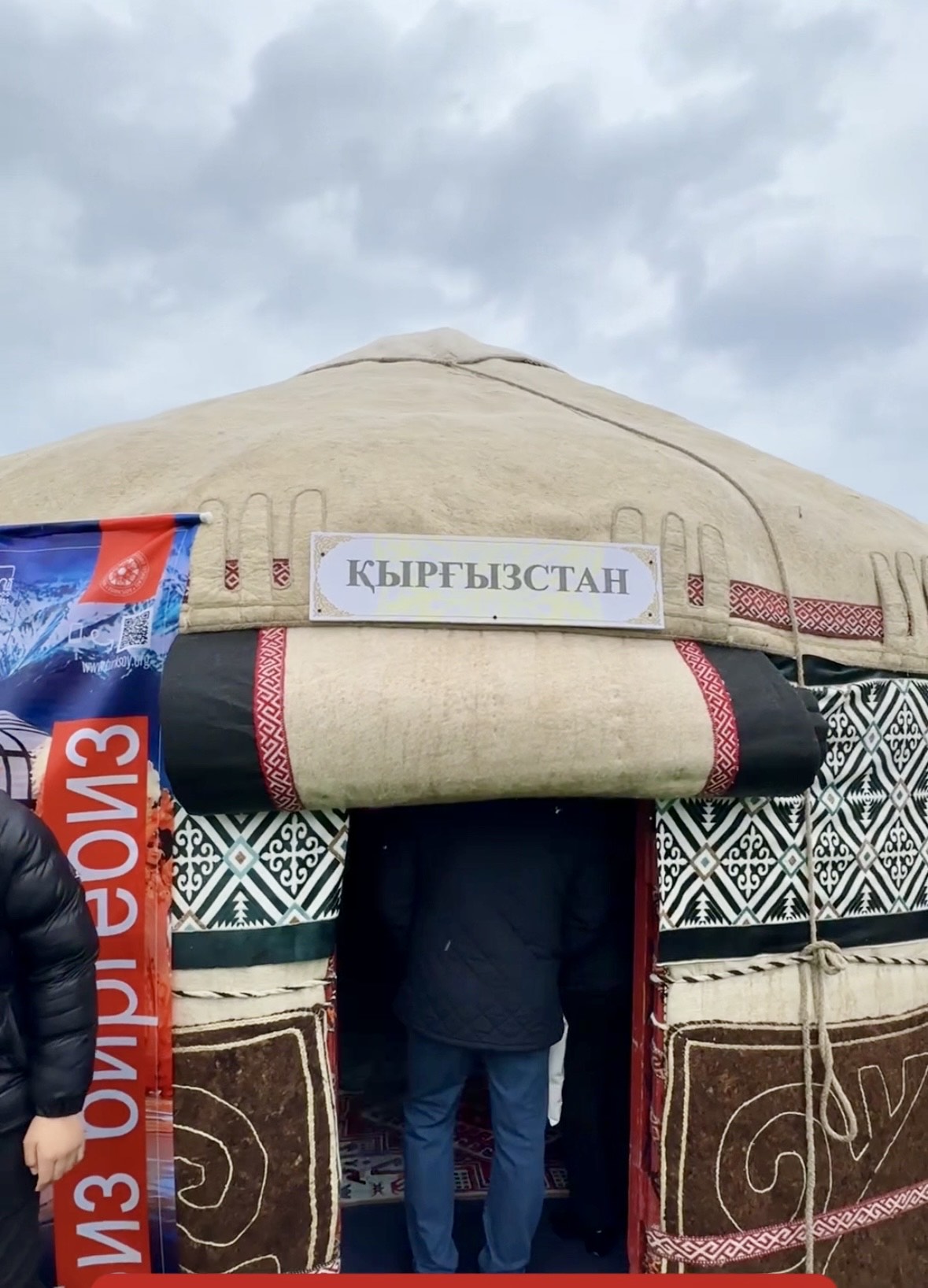 Қырғызстандық әйелдердің 40 метрлік кимешегі жұрттың ерекше назарына түсті