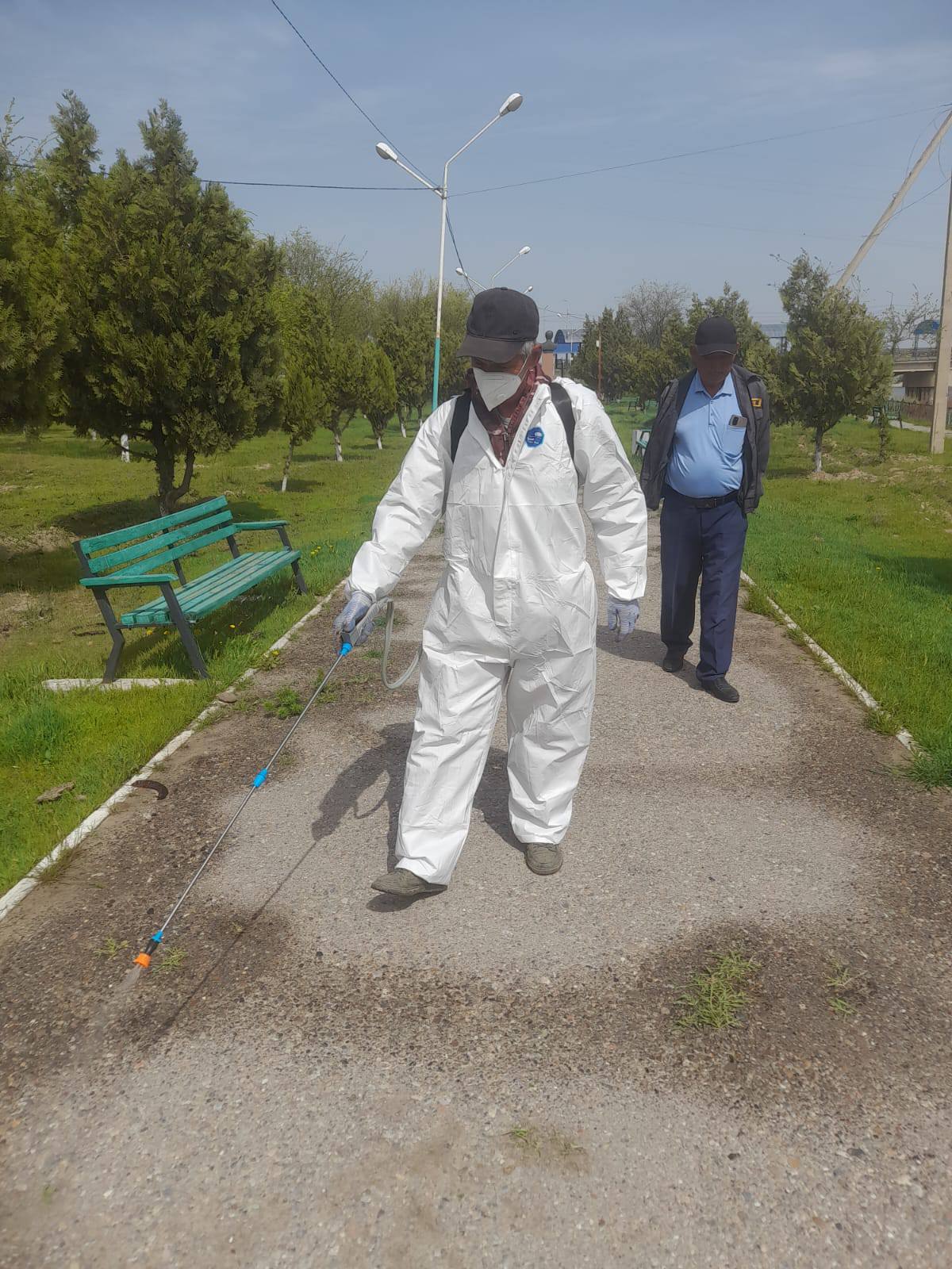 Мекеме қызметкерлері саябақтардағы жол аяқтарды ретсіз өскен зиянды шөптерден тазарту мақсатында, дәрі себу жұмыстарын атқаруда.