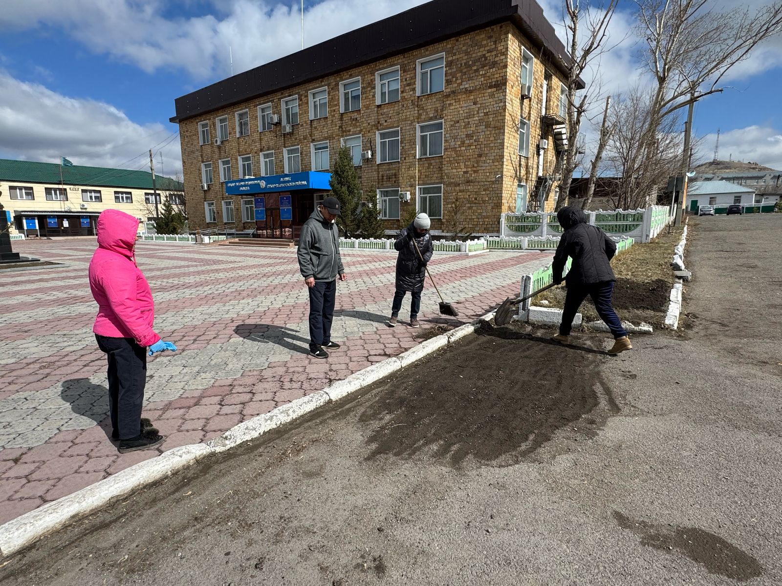 «Таза Қазақстан» акциясы аясында Ботақара кентінде көктемгі сенбіліктер бастау алды.