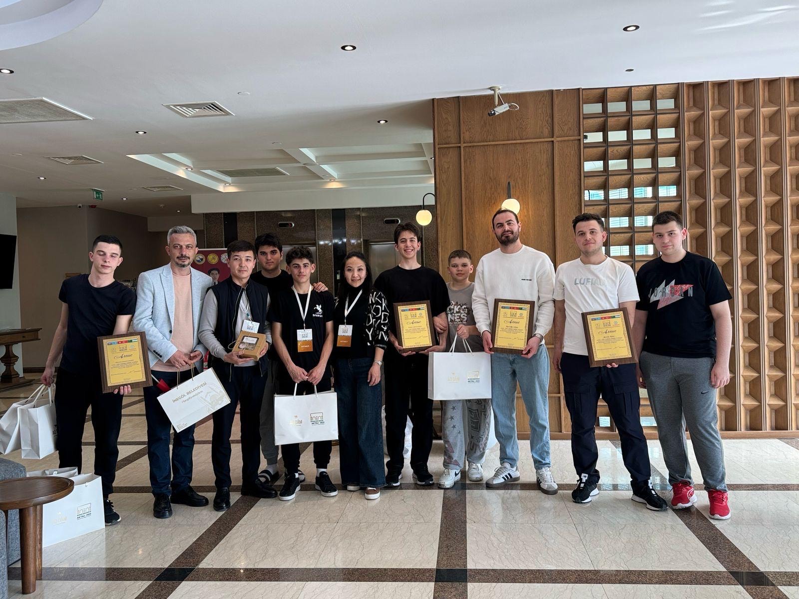 Шетелдік қонақтарға Маңғыстау облысы әкімінің атынан арнайы марапаттар мен сыйлықтар табысталды