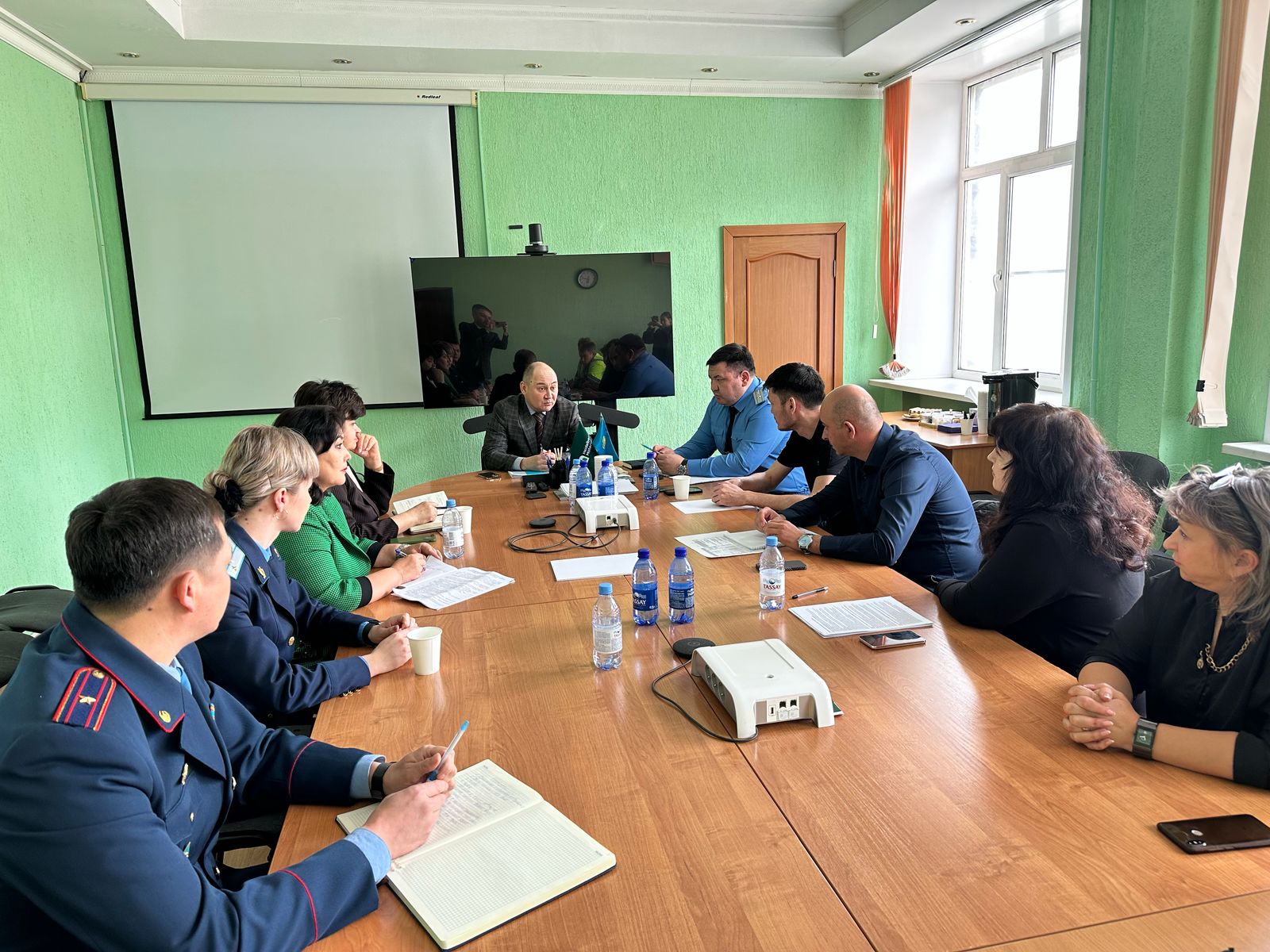 Аудан әкімі Р.Т.Құрмамбаевтың төрағалығымен «Бұқтырма цемент компаниясы» (БЦК) ЖШС ғимаратында жұмыстан босатылған жұмысшыларды жұмысқа орналастыру мәселесі бойынша өткен штаб отырысына мәслихат депутаттары Л.А.Гречушникова мен Б.Б.Бекбусинов қатысты.