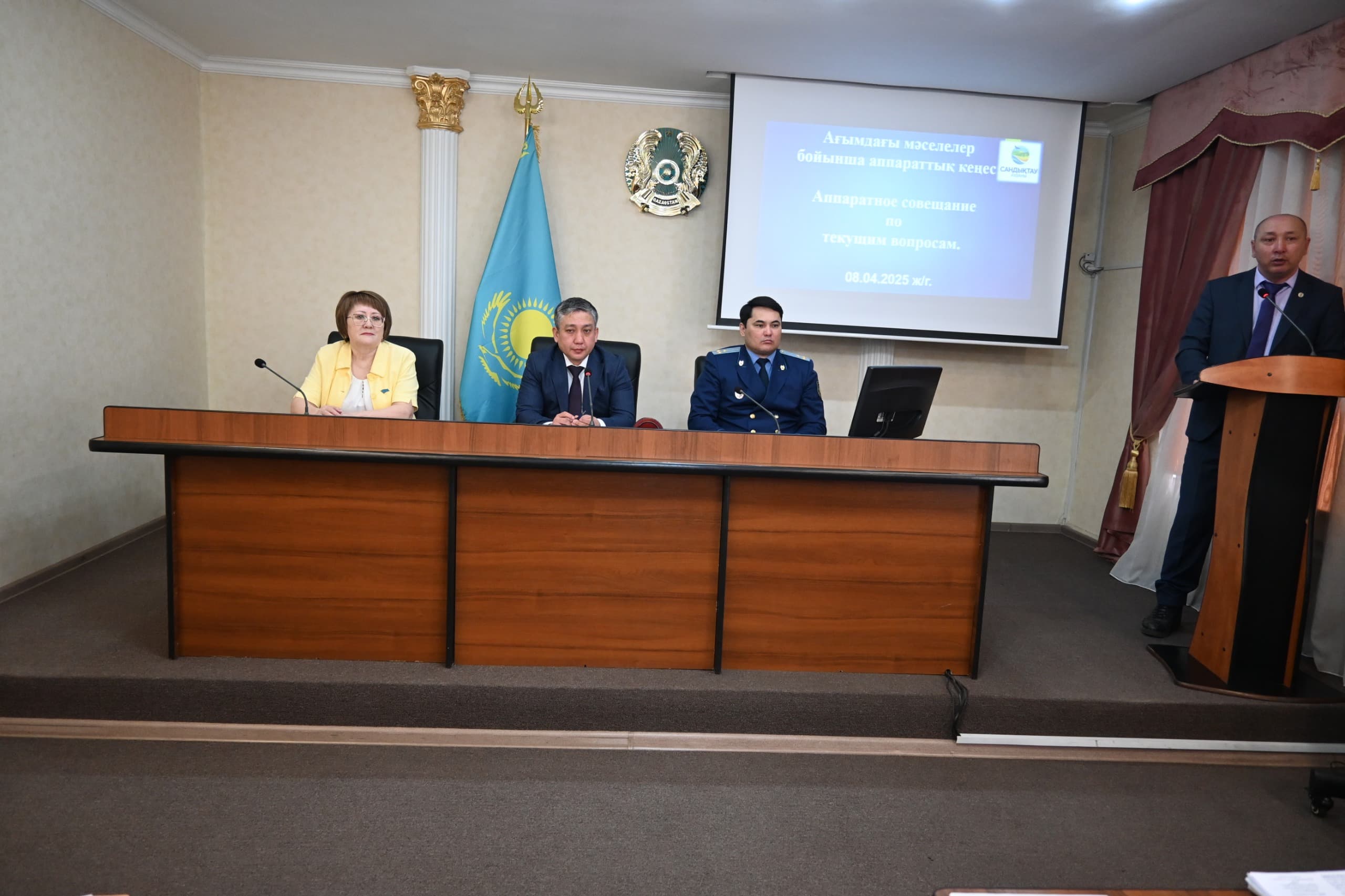 Бүгін Сандықтау ауданы әкімдігінің мәжіліс залында аудан аумағында көктемгі су тасқынының салдарын жоюға белсенді қатысқан құтқарушыларға құрмет көрсетілді.