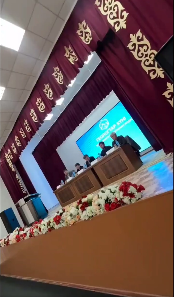 🔰Геологтар күніне арналған студенттермен еркін форматтағы кездесу өтті