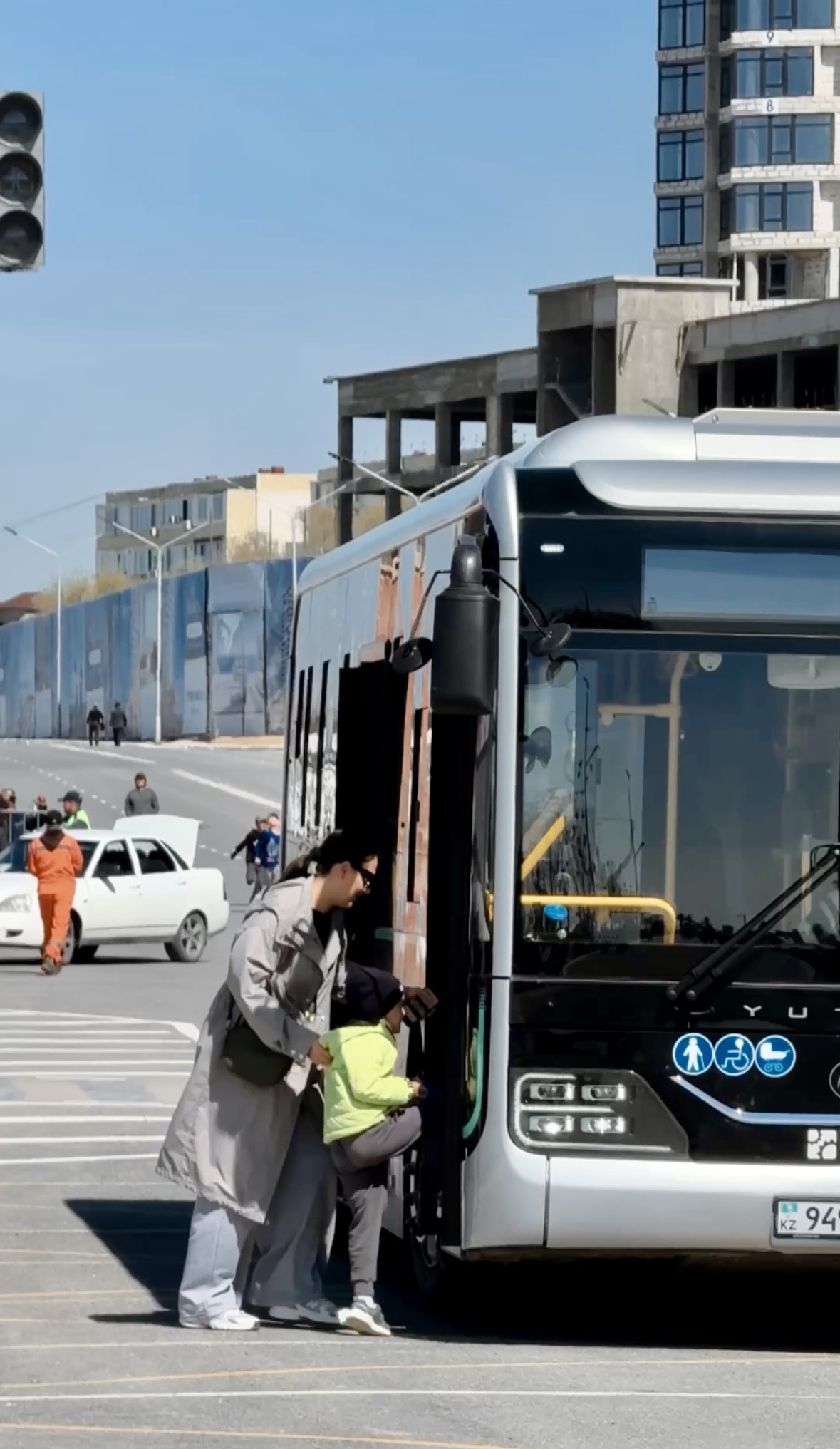 Шара қонақтары жағалауға автобуспен тегін келіп жатыр