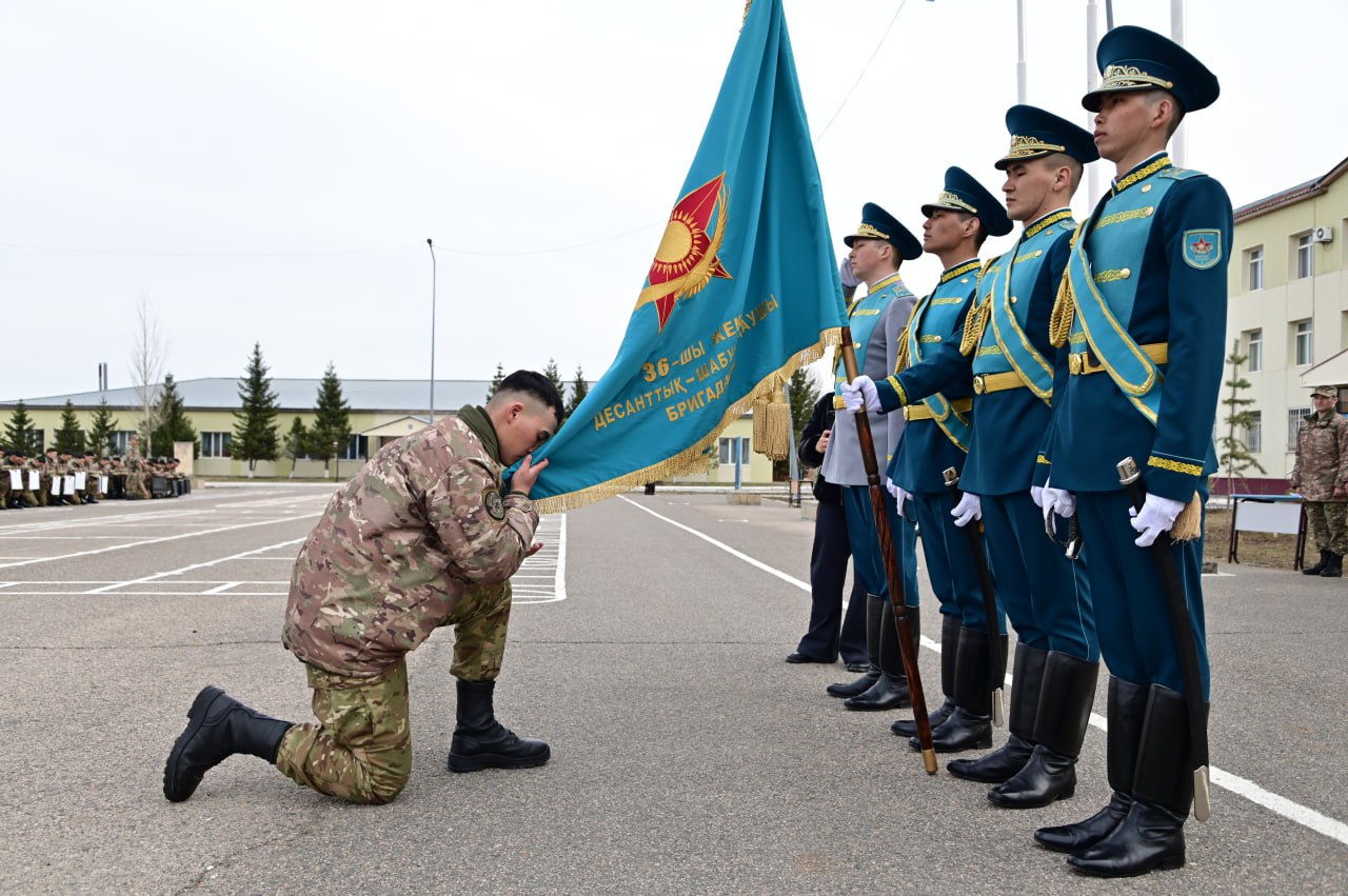 Елордалық бригаданың әскери қызметшілері Жауынгерлік тумен қоштасты
