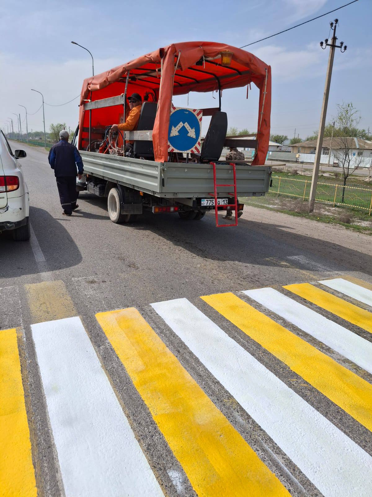 Мекеме қызметкерлері қала көшелеріне жолақтар мен жаяу жүргіншілерге арналған жолаяқтарды сызу жұмыстарын да күнделікті жалғастыруда.