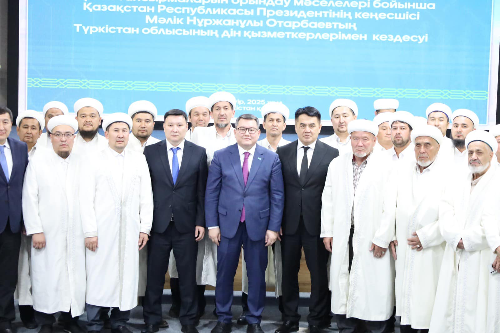 ПРЕЗИДЕНТТІҢ КЕҢЕСШІСІ ТҮРКІСТАНДЫҚ ДІН ӨКІЛДЕРІМЕН КЕЗДЕСТІ
