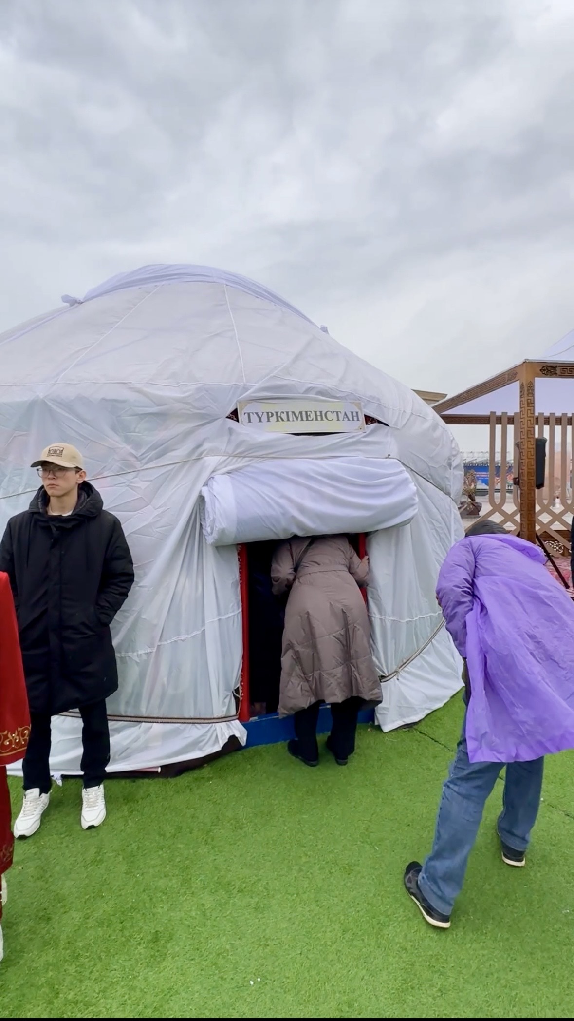 Түрікмендер әлемге әйгілі кілемдерінің тарихын таныстырды